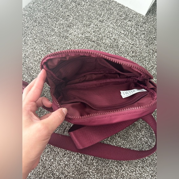 Lululemon 2L maroon - Picture 5 of 6